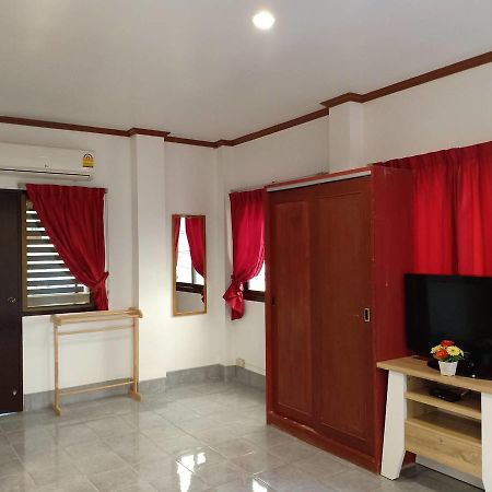 Kookkai House Vandrarhem Patong Exteriör bild