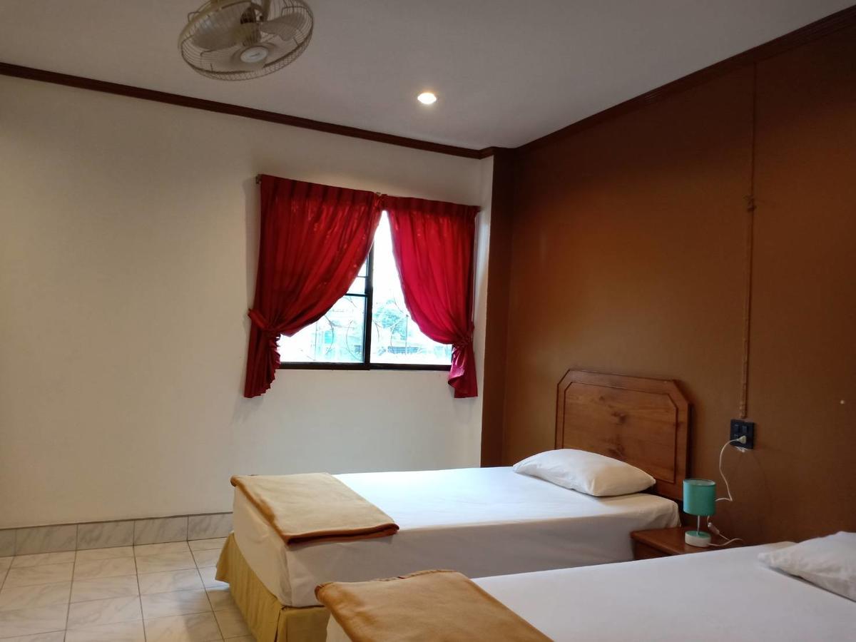 Kookkai House Vandrarhem Patong Exteriör bild
